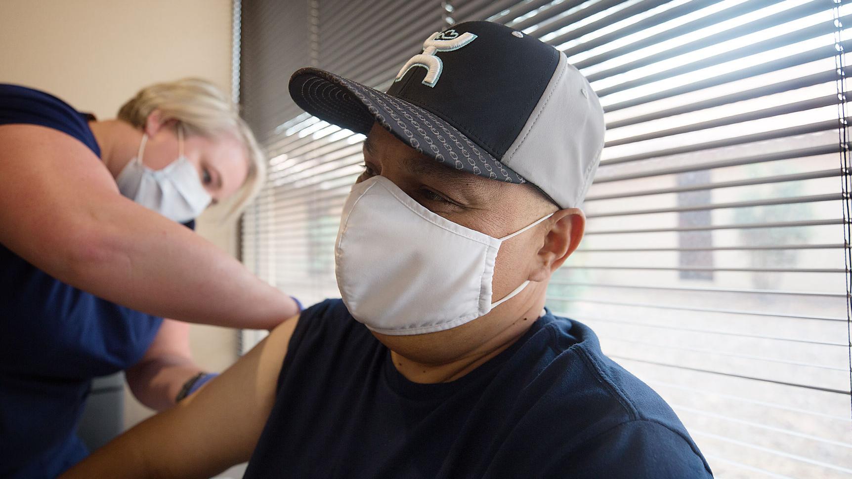 Con el COVID-19 pegando más duro en el sur de ճܳó, las clínicas comunitarias son un alivio